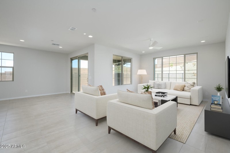 13542_w_copperleaf_livingroom