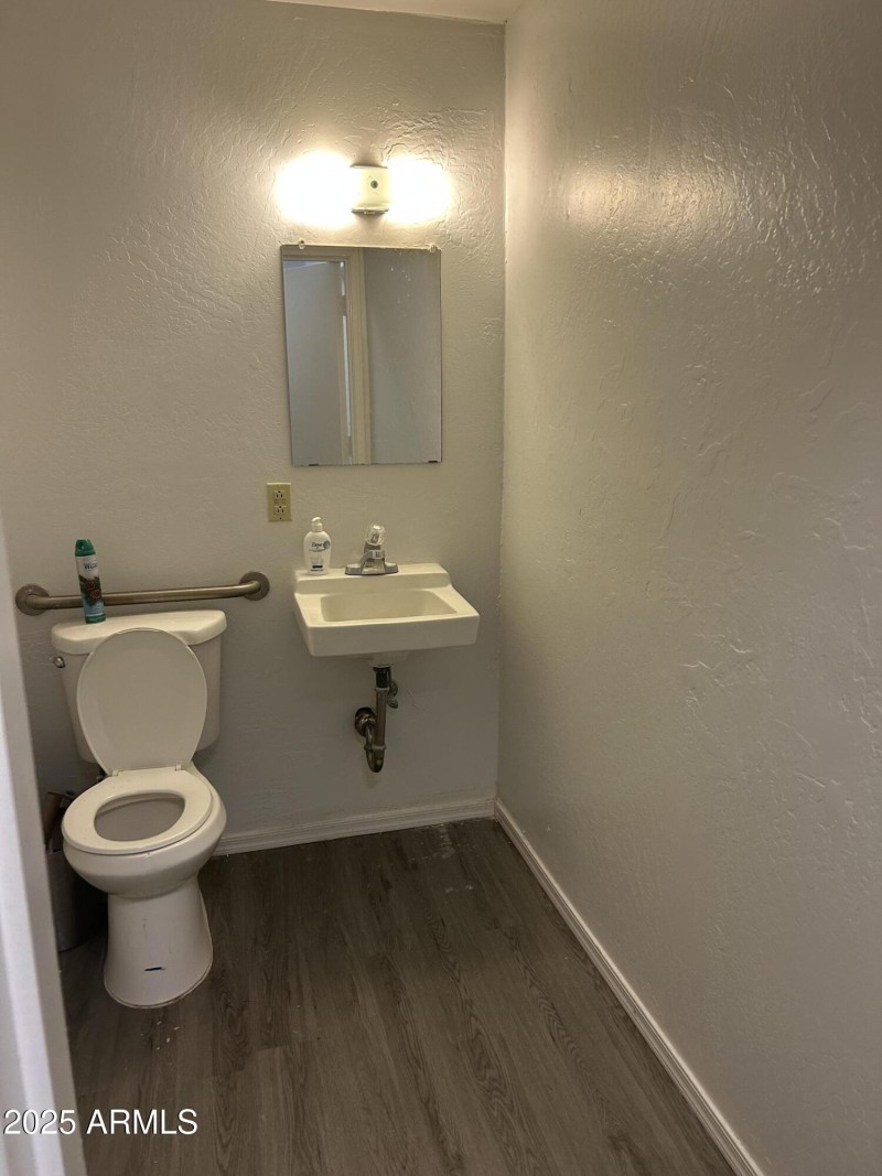 suite bathroom