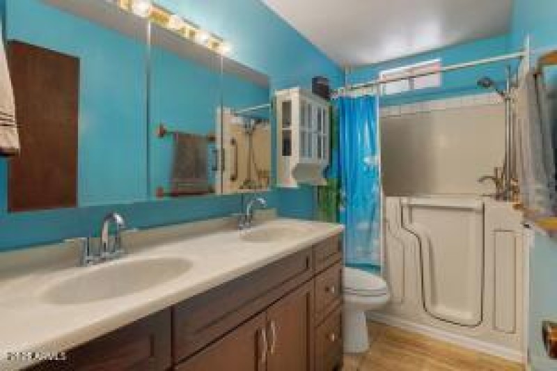 20251019215618852585000000