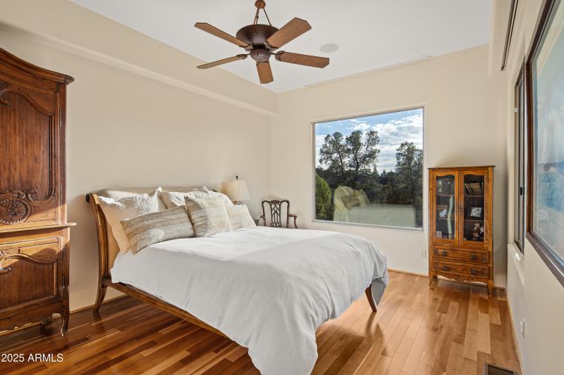 JL_30Tourmaline-interiors-Bedrooms-06