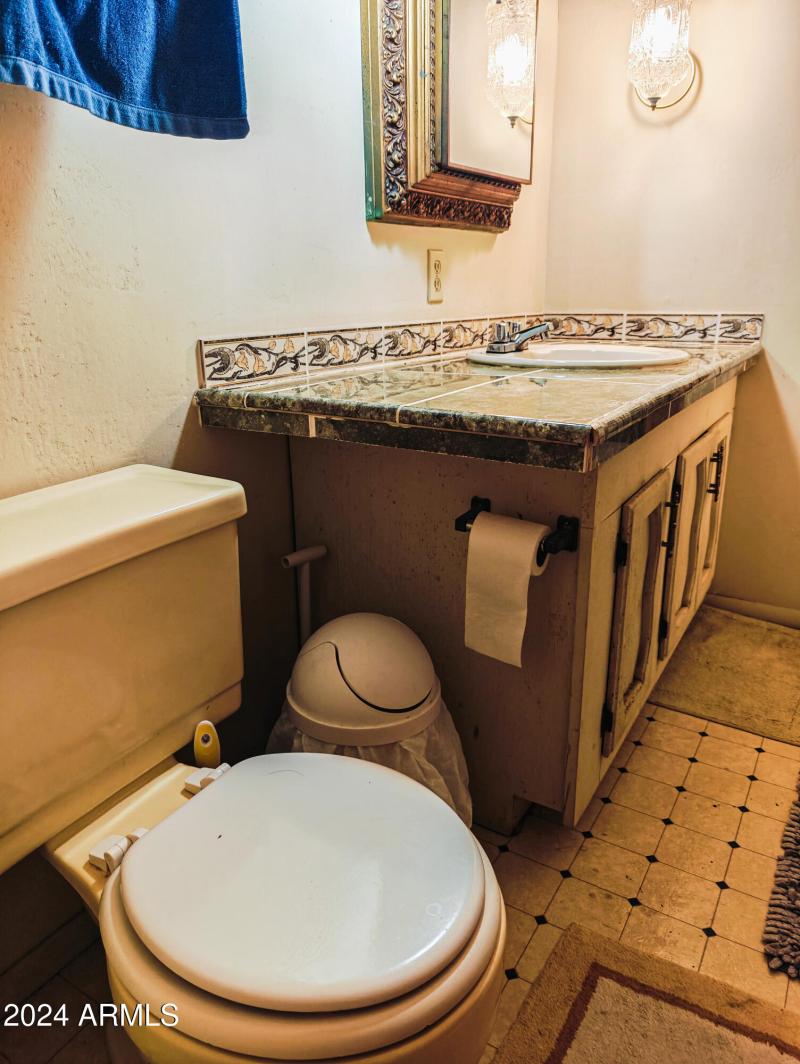 Primary bedroom's bathroom