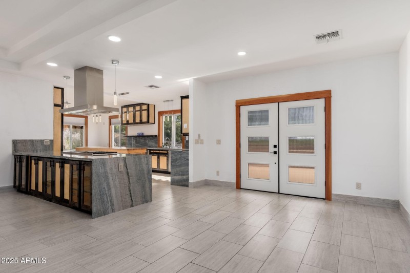 203 S Crescent Moon - 10