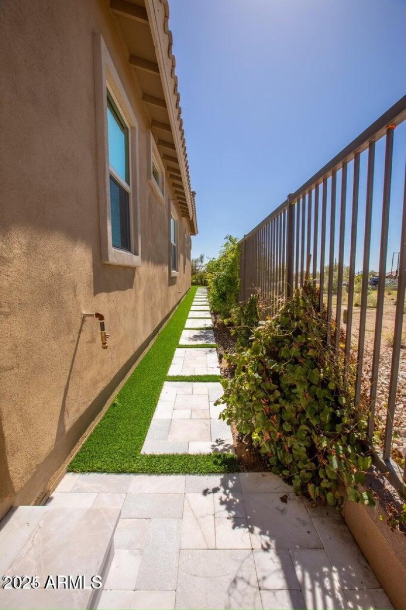 06-Private Side Yard