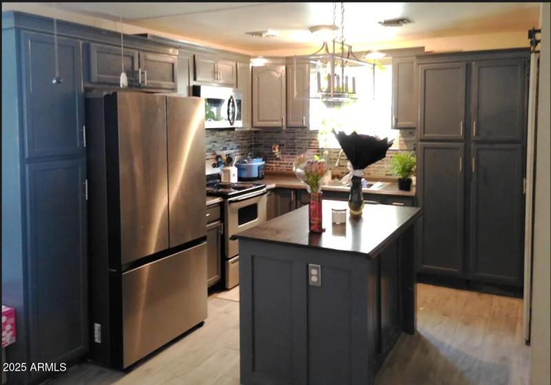 Ample kitchen cabinets