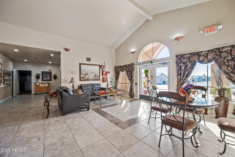 14-MeridianManor-ocupix-Comm