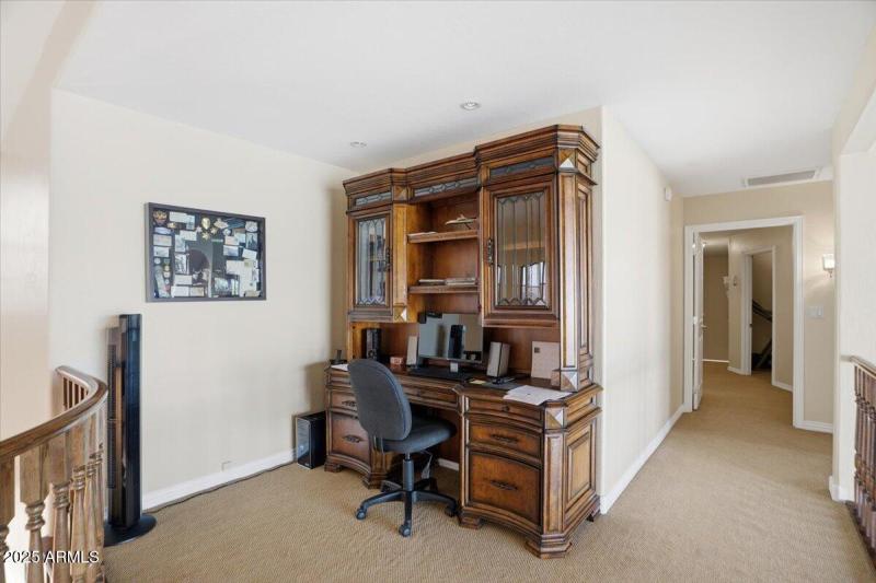 Upstairs Loft/Office