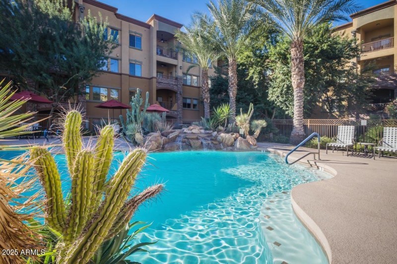 amenities-pool-fountain