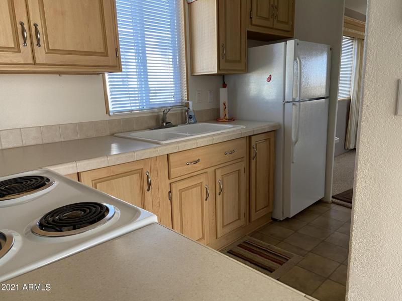 E6F27483-714D-4D42-9423-EC7E0040F0D9