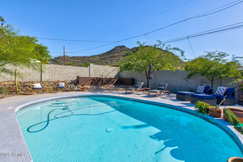Sparkling Pool & Mountain Views