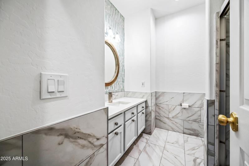 upstairs 2nd full bath