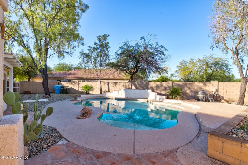 4402 E Creosote drive-32