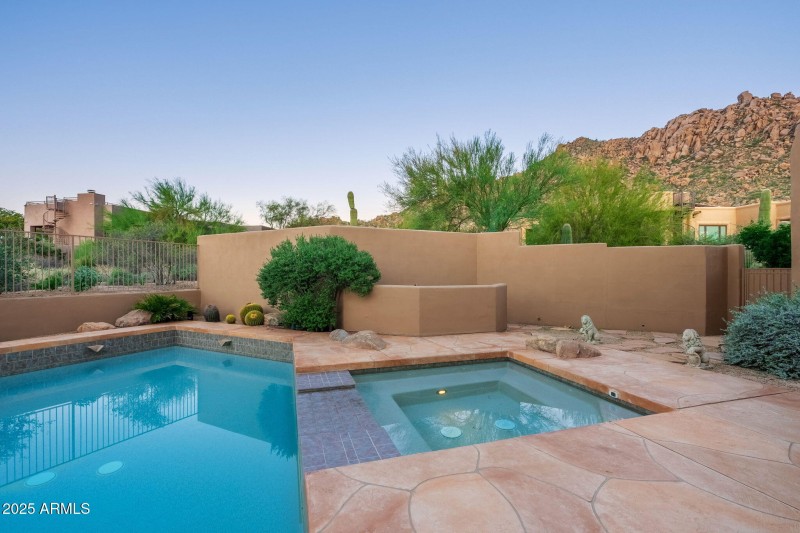 Pool/Spa wih spill feature