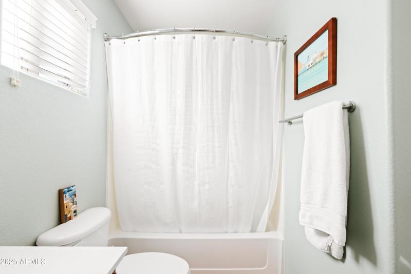 Upstairs_Guest_Bathroom_1_Photo_2