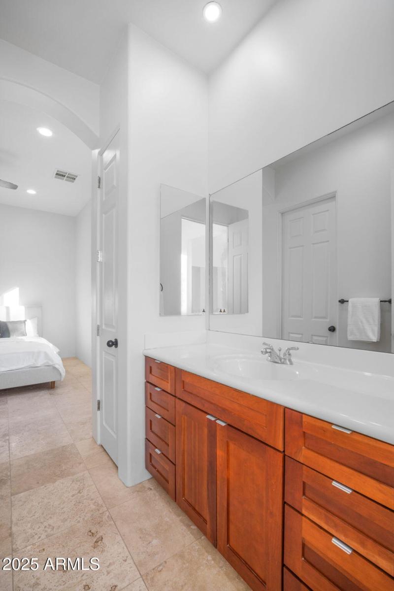 44-web-or-mls-10302 S 16th Ave - MLS Ima