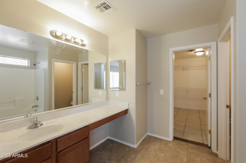 1006892.2636 S 89TH AVE - Main Bathroom