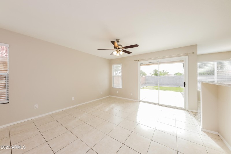 008-photo-family-room-11786391