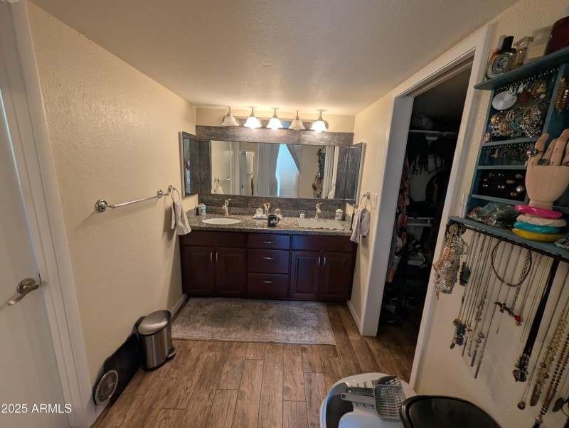 Bathrm 4909 E Presidio