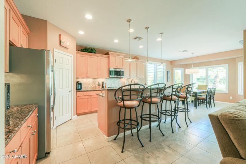 Spacious breakfast bar