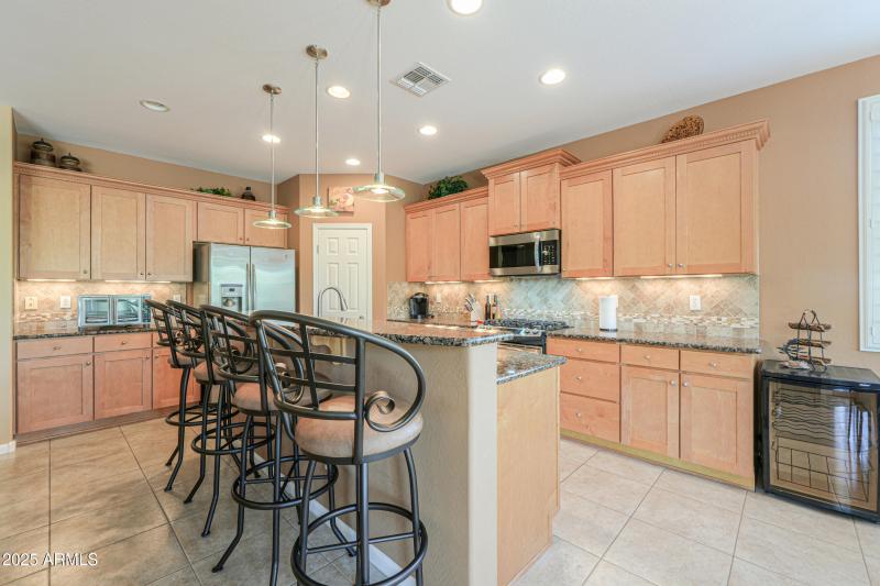 Maple cabinets w/knobs