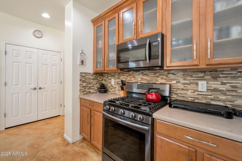 Kitchen w/ Gas Range