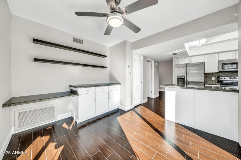 Breakfast rm w/ desk