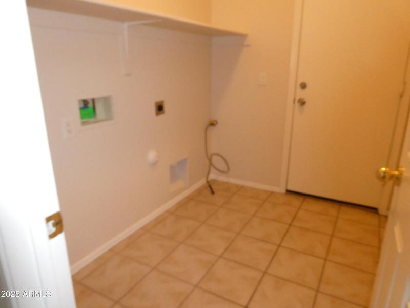 inside laundry w/ gas hookup