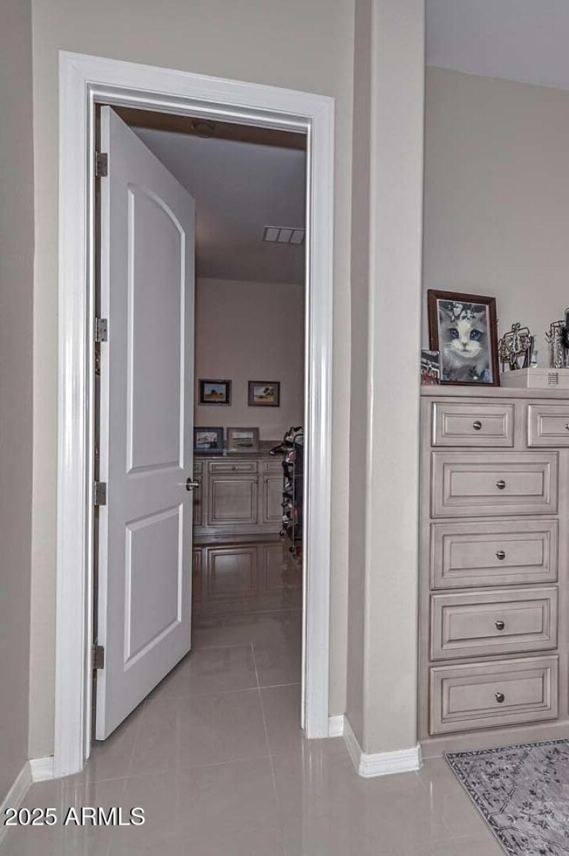 aPrimary Closets Vert