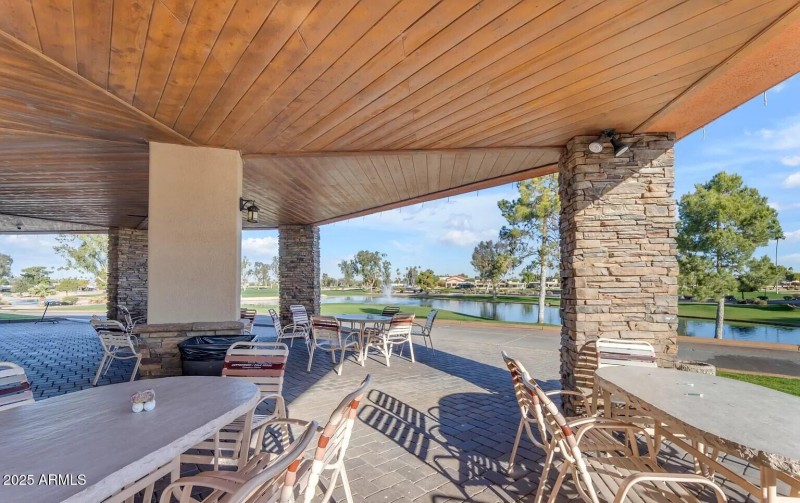 Cottonwood Country Club patio with lake
