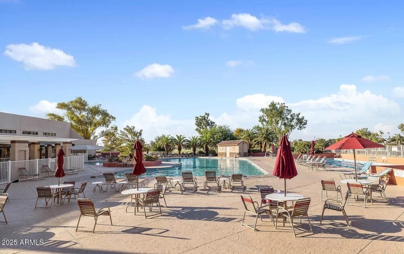 Cottonwood Country Club pool with outdoo