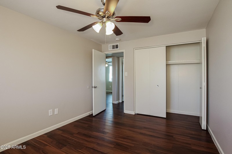 007-photo-main-bedroom-14611830