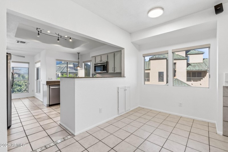 Kitchen and Breakfast Bar