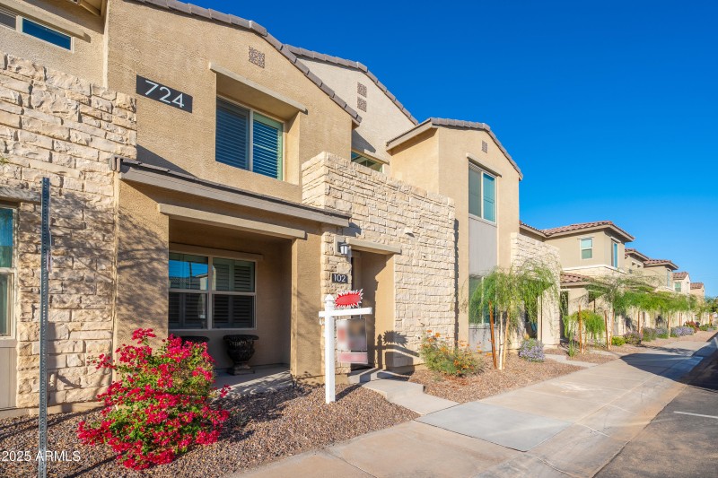 724 E Lark St UNIT 102 - 02