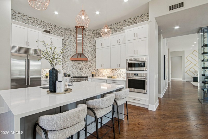 Kitchen w/ oversized island