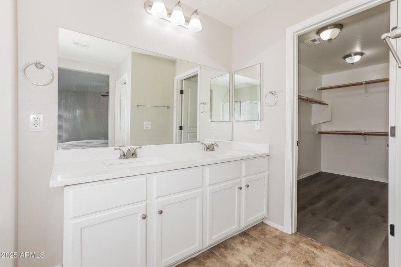 009-photo-main-bathroom-14016129