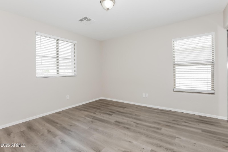 011-photo-bedroom-14016139