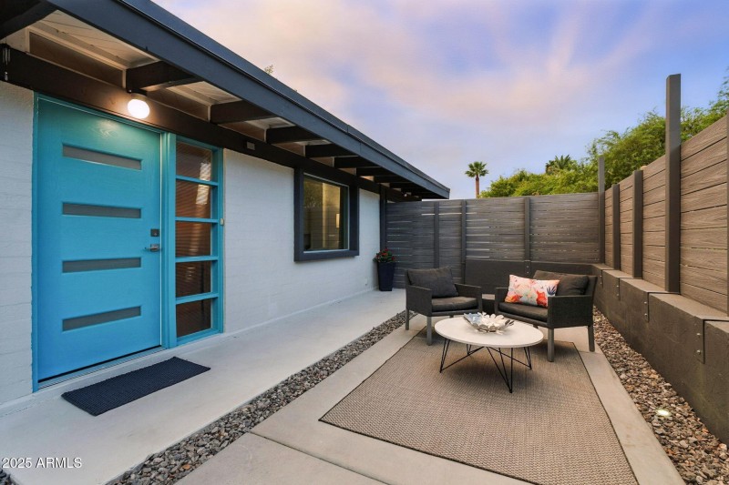 Private entrance w/ courtyard