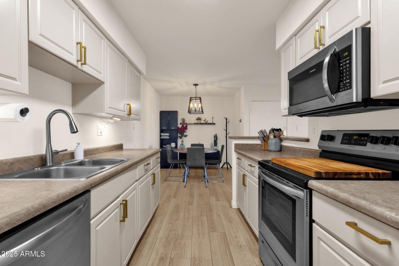 17-web-or-mls-5995-n-78th-st-1100