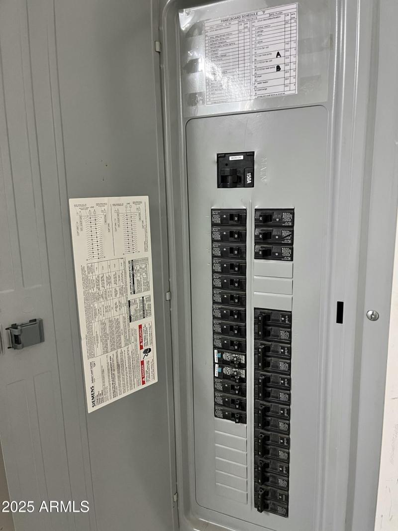 PANNEL - UTILITY ROOM OFF GYM(1)