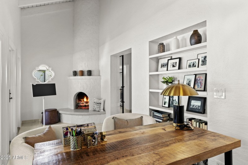 4801 E Moonlight Way - 323