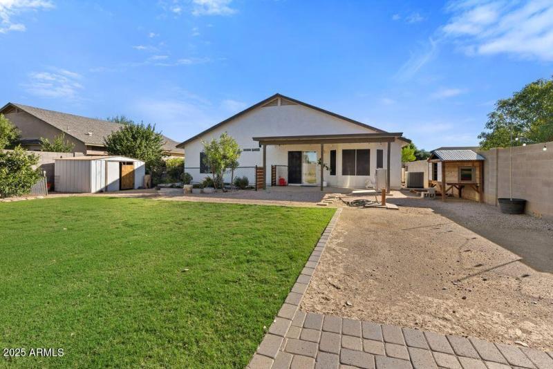 Burwick Backyard Large