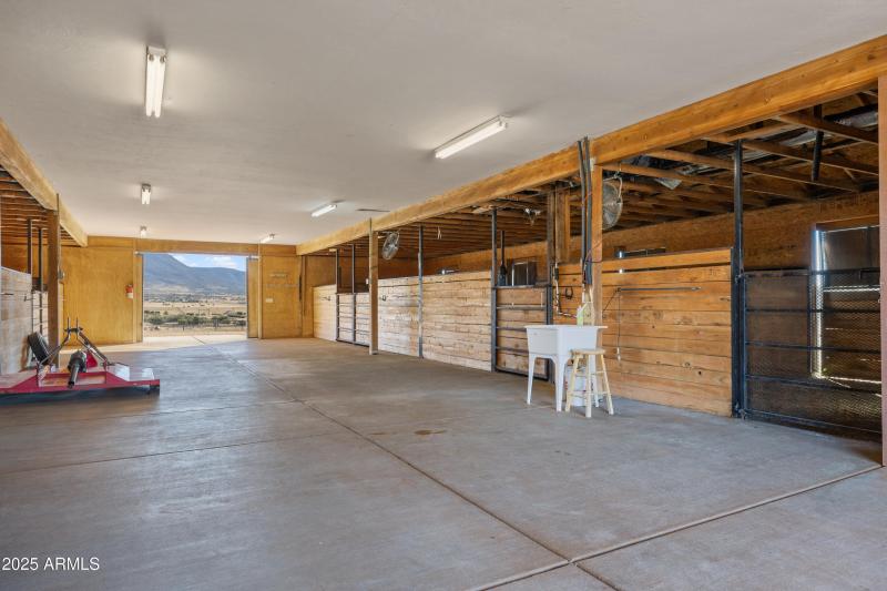 8 Stall Barn