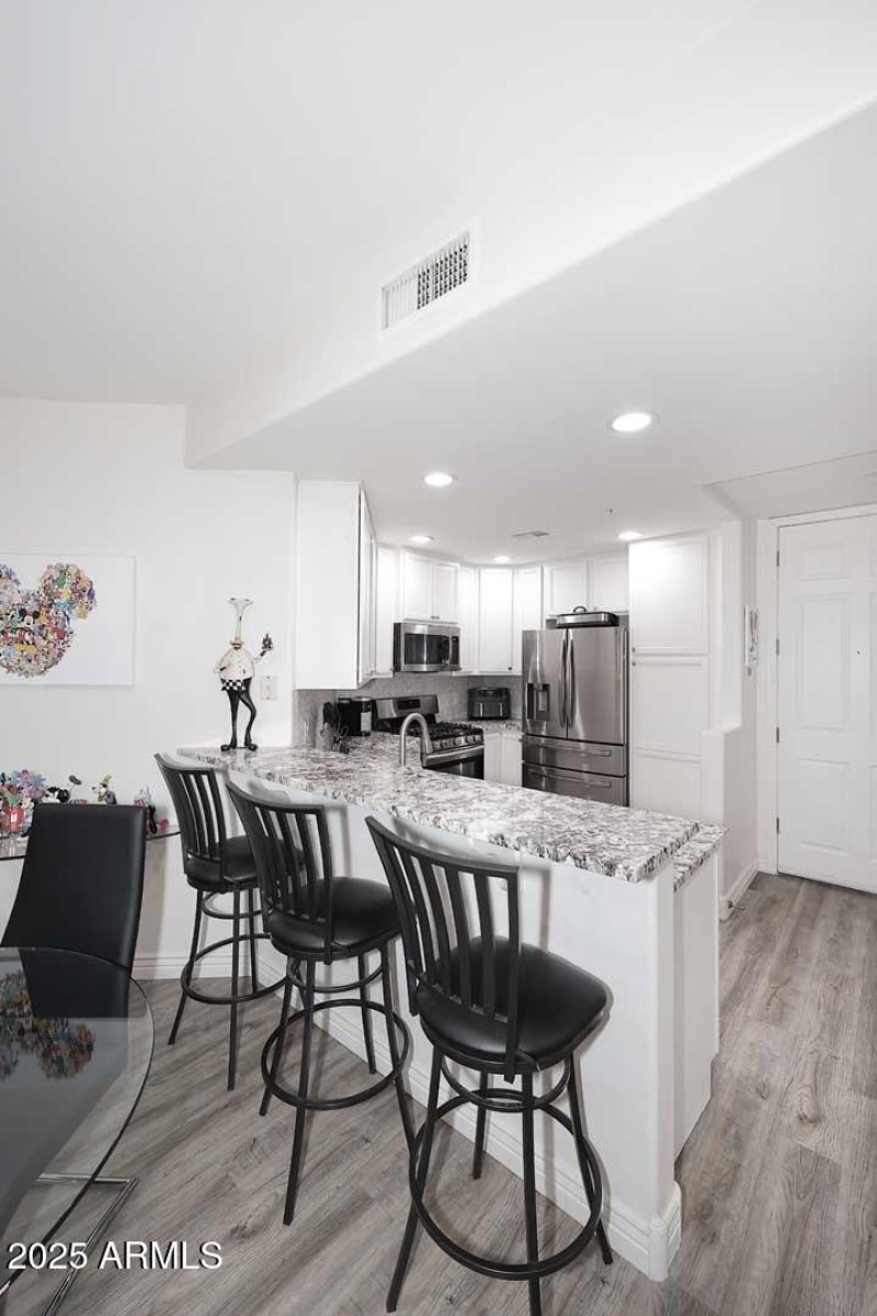 Kitchen-Breakfast Bar