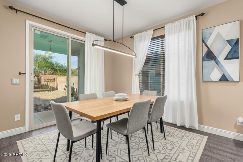 Virtually staged dining