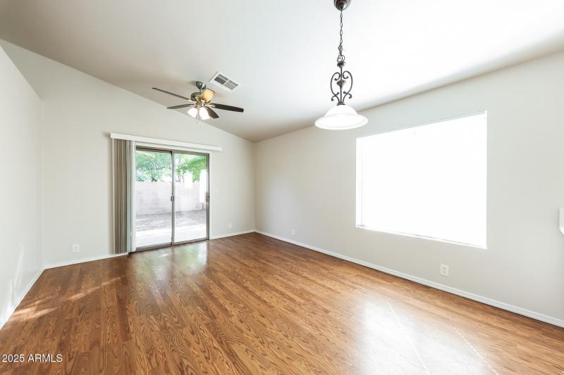 008-photo-dining-room-14914169