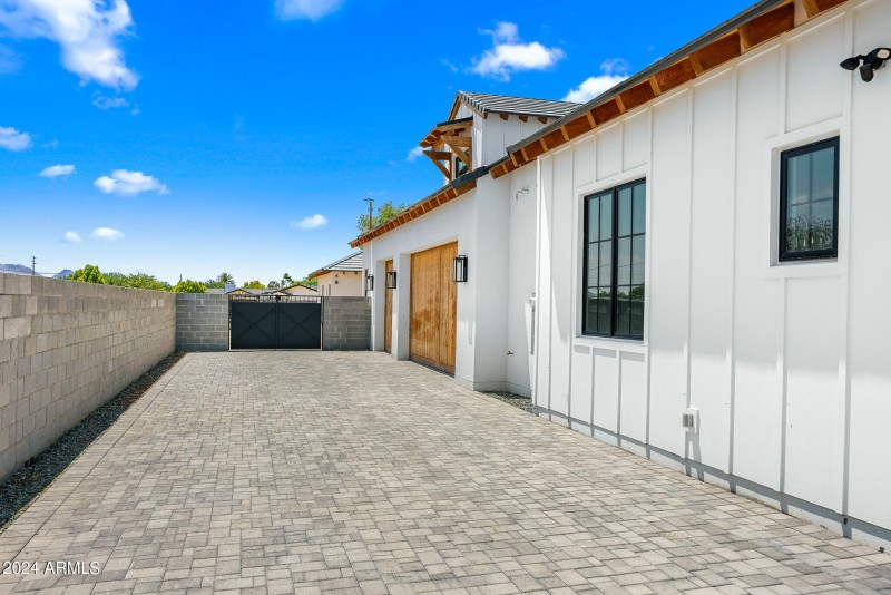 06RV gate with 3 car garage