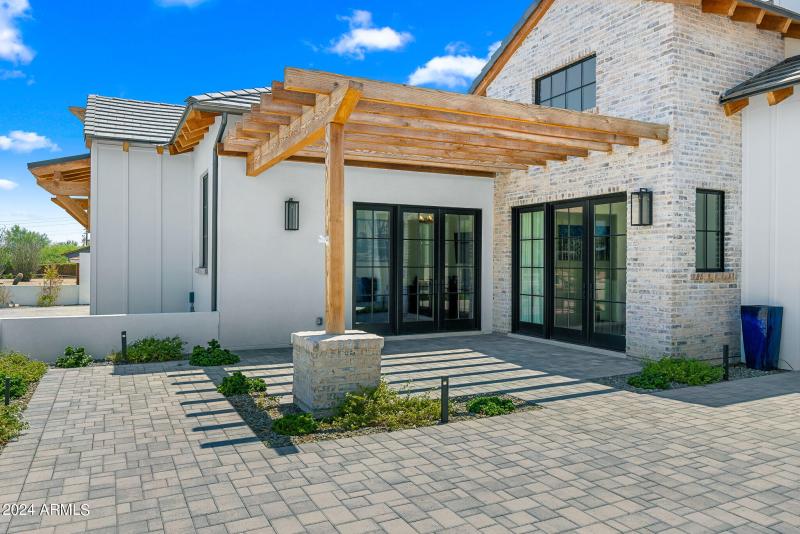 10_1front patio lounge