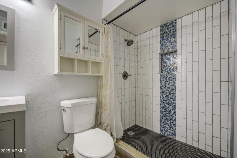 Bathroom 2-pic 2