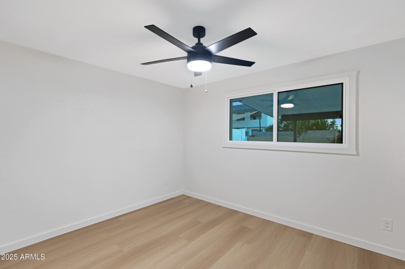 1527 E Bell De Mar Dr-13