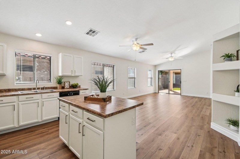 Kitchen w/island and pantry