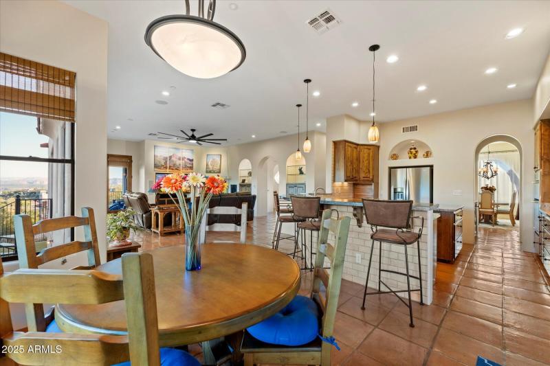 Chef's Kitchen w/ Breakfast Nook